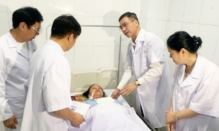 Bộ trưởng Y tế tặng bằng khen 4 nữ điều dưỡng dũng cảm cứu bé sơ sinh ở Nghệ An
